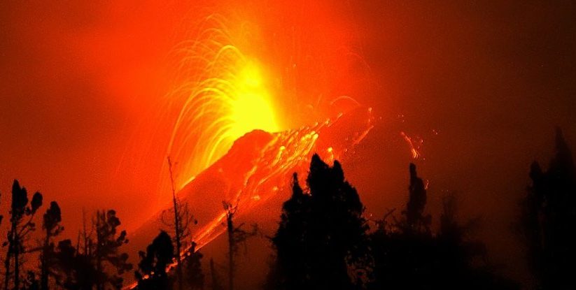 Specialists state : Fountain of liquid magma in Ecuador giving indications of ‘potential breakdown’